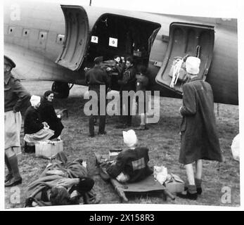 LES PERSONNES DÉPLACÉES ET LES ex-PRISONNIERS DE GUERRE VOLÉS DIRECTEMENT VERS LEUR PROPRE PAYS - les hommes de l'Aviation canadienne aident à charger les civières dans l'avion British Army, 21st Army Group Banque D'Images