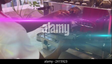 Image des taches de lumière sur l'homme biracial à l'aide d'une machine à café Banque D'Images
