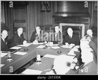 CONFÉRENCE EMPIRE SUR LA FORMATION AÉRIENNE EN SESSION À LONDRES - représentants des gouvernements du Royaume-Uni, de l'Australie et de la Nouvelle-Zélande, lors de la conférence qui s'est tenue à Londres le 16 octobre 1942 pour discuter des arrangements pour la poursuite de la formation des élèves de pilotes et d'équipages d'Australie et de Nouvelle-Zélande dans le cadre du programme de formation Empire Air. De gauche à droite - Air Marshal R.Williams, CB., CBE., DSO., R.A.A.F., Capitaine Balfour, MC., MP. Sous-secrétaire d'État à l'Air ; Mr. S.M.Bruce, CH., MC., haut-commissaire pour l'Australie ; Sir Archibald Sinclair, KT., CMG., député, secrétaire d'État à l'Air Mr. Banque D'Images