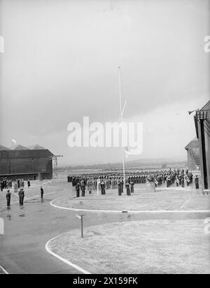 Le HMS Nabreekie, une base aérienne navale mobile du centre-Wallop, est mis en service le 1er juin 1945 avec une cérémonie comprenant le hissage du White Ensign et un salut par des officiers, soutenus par la Royal Marine Band. Banque D'Images