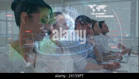 Image du globe et du traitement des données sur divers hommes d'affaires Banque D'Images