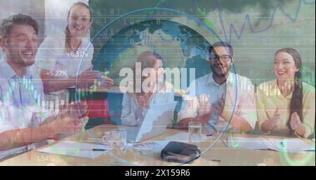 Image de globe et Bianry codant le traitement des données sur divers hommes d'affaires Banque D'Images