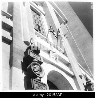 INVASION DE L'ITALIE : LA DIVISION AÉROPORTÉE OCCUPE TARENTE - l'Uniqn Jack et les Stars volent de ce qui était autrefois un QG fasciste de l'armée britannique Banque D'Images