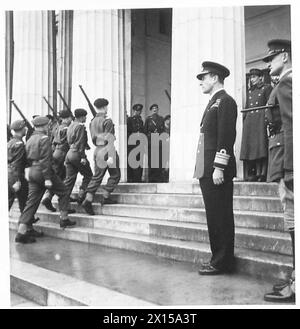 VICE-AMIRAL LORD LOUID MOUNTBATTEN PREND LE SALUT À R.A.C. DÉFILÉ DE PASSAGE - Cadets lent marche vers le haut des marches de l'entrée principale devant le vice-amiral Lord Louis Mountbatten , Armée britannique Banque D'Images