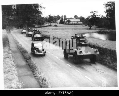 CHARS SCOUT RAPIDES S'EXERÇANT - chars sur la route à Abinger British Army Banque D'Images