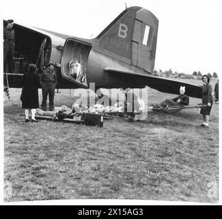 LES PERSONNES DÉPLACÉES ET LES ex-PRISONNIERS DE GUERRE VOLÉS DIRECTEMENT VERS LEUR PROPRE PAYS - vue générale à l'aéroport de Luneberg d'ex-prisonniers politiques français chargés sur un avion français à voler directement vers Paris, [aviatrices françaises transportant des civières] British Army, 21st Army Group Banque D'Images