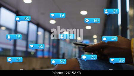 Image des réactions des médias sociaux aux connexions avec la circulation routière au-dessus des mains travaillant dans l'entrepôt Banque D'Images