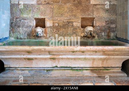 Le robinet d'eau et l'évier à l'intérieur de la cuisine du monastère. Le monastère d'Alcobaça (Mosteiro de Alcobaça) ou monastère d'Alcobasa est un complexe monastique catholique Banque D'Images