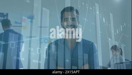 Image du traitement des données sur l'homme d'affaires caucasien souriant Banque D'Images