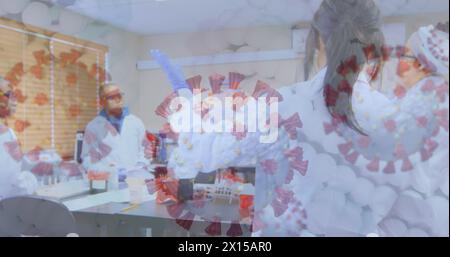 Image de confettis tombant sur une famille heureuse à l'aide d'un ordinateur portable Banque D'Images