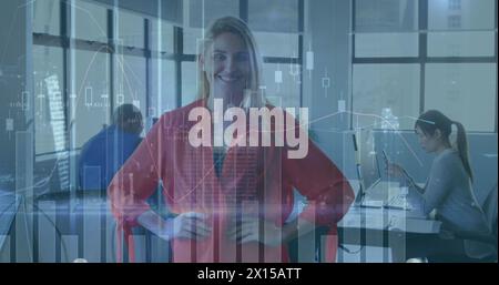 Image du traitement des données sur femme d'affaires caucasienne souriante Banque D'Images