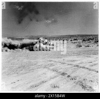 LE FORGERON DU DÉSERT - Un porte-canon Bren après une révision complète, a un essai sur le sable avant d'être remis à son unité British Army Banque D'Images