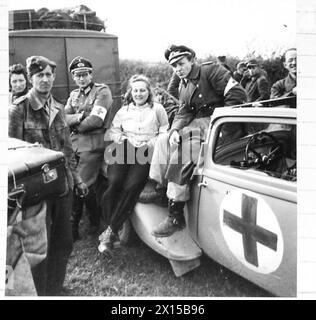 AVANCE DE L'ELBE VERS LUBECK - capturé le personnel de l'hôpital militaire allemand avec une infirmière de l'armée britannique, 21e groupe d'armées Banque D'Images