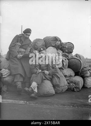 Les Royal Marines qui ont combattu à Salerne le 5 janvier 1943 sont photographiés au Royal Marine Depot à Deal, Kent. H. Hogg écrit à la maison tandis que C.H. Clarke lit un journal. Les négatifs photographiques documentent l'activité du dépôt. Banque D'Images