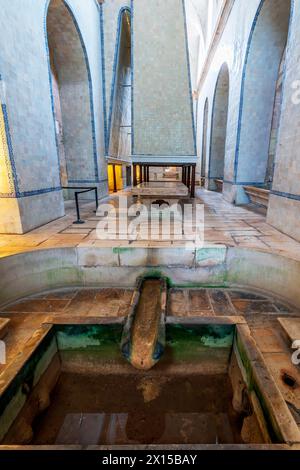 La cuisine du monastère et l’immense cheminée. Le monastère d'Alcobaça (Mosteiro de Alcobaça) ou monastère d'Alcobasa est un complexe monastique catholique Banque D'Images