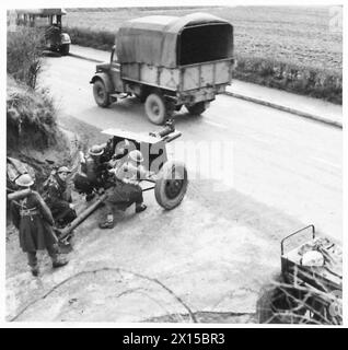 Les artilleurs prennent des mesures au bord de la route à Storrington, Sussex, engageant des troupes de parachutistes dans le cadre d'exercices de zone du 4e corps sous la supervision de l'armée britannique. Banque D'Images