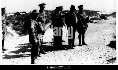 MR.WINSTON CHURCHILL VISITE LE NORD-EST - le premier ministre avec son parti British Army Banque D'Images