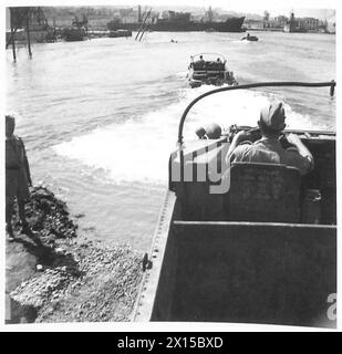 INVASION DE L'ITALIE : LES AMPHIBIENS DE la 8ÈME ARMÉE GARDENT NOS FORCES D'INVASION APPROVISIONNÉES - Duck' sur leur chemin vers les navires de ravitaillement British Army Banque D'Images