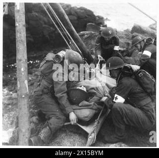 NOUVELLE MÉTHODE DE SAUVETAGE DES VICTIMES DE FALAISE - les élingues sont attachées au brancard avant d'abaisser les membres de l'unité sont vus accrocher des élingues au brancard de l'armée britannique Banque D'Images