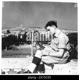 Une JOURNÉE À ROME AVEC LE MITRAILLEUR SMITH - avec une vue panoramique de Rome devant lui, GNR. Smith consulte son Guide Book avant de commencer sa visite de la ville British Army Banque D'Images