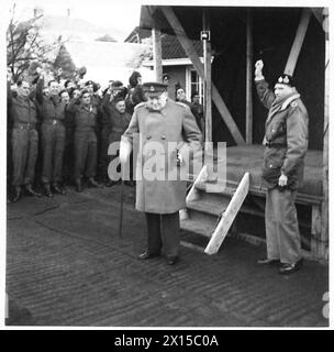 Le premier ministre Winston Churchill s'est rendu en Hollande et a rencontré le maréchal Montgomery au quartier général, s'adressant à l'état-major sur le suivi du commandant en chef d'El Alamein au Rhin pendant la première Guerre mondiale Banque D'Images