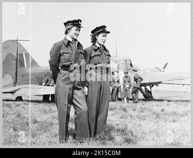 LES CHEFS MÉDICAUX DE L'ARMÉE américaine ET de la R.A.F. VOIENT LES INFIRMIÈRES DE la W.A.A.F. EN FORMATION - 13098 photo (publiée en 1944) montre - de gauche à droite - la dirigeante de l'aviation Ruth Jarvis de Sunderland qui a effectué 100 heures de vol, et le caporal M. Camp de Maidstone, qui a fait 90 heures de vol, deux infirmières W.A.A.F. qui ont rencontré le brigadier général Grow et le maréchal de l'Air Whittingham Royal Air Force Banque D'Images