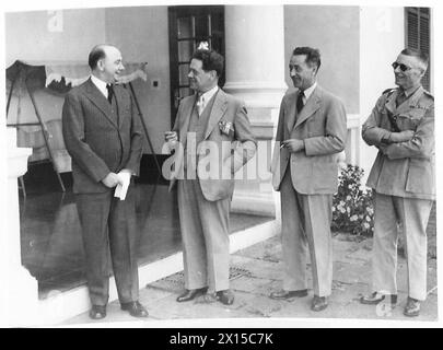 MISSION COLONIALE BELGE AU KENYA - Un groupe pris à Government House, Nairobi. De gauche à droite :- son Excellence le Gouverneur ; Sir Henry Moore, K.C.M.G., M. Albert de Vleeschauwer, Ministre belge des colonies, M. Pierre Ryckmans, Gouverneur général du Congo belge ; Lieut. Général P. Ermens, troupes du GOC dans l'armée britannique du Congo belge Banque D'Images