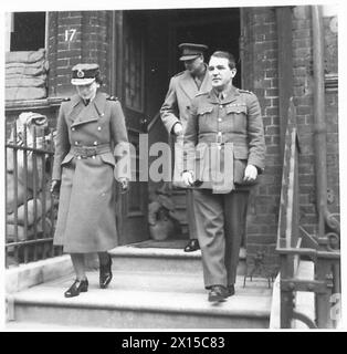 LE DUC ET LA DUCHESSE DE GLOUCESTER - Major-général S.A.R. le duc de Gloucester et la duchesse avec le commandant de l'unité d'accueil des relations publiques. Leurs Altesses Royales venaient d'assister à un film de l'armée montrant British Army Banque D'Images