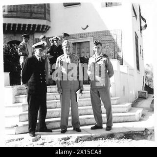 GÉNÉRAL DWIGHT d EISENHOWER 1942 - 1945 - le général Eisenhower, peu de temps après être devenu commandant en chef du théâtre méditerranéen, flanqué par l'amiral John Cunningham et le maréchal Tedder en chef de l'air à la Conférence des chefs d'état-major alliés en Afrique du Nord Eisenhower, Dwight David Banque D'Images