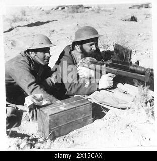 PHOTOS PRISES DANS LE DÉSERT occidental - troupes françaises libres avec un fusil antichar près de Mechili British Army Banque D'Images