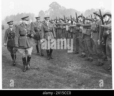 LE COMMANDEMENT occidental du GC-in-C PRÉSENTE DES MÉDAILLES AUX OFFICIERS ALLIÉS - le général Sir R. Gordon Finlayson inspectant les troupes tchèques, l'armée britannique Banque D'Images