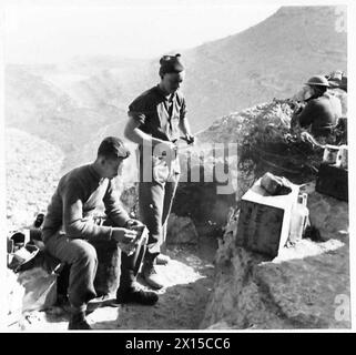 DERNIÈRES PHOTOS DU DÉSERT occidental - troupes prenant un repas dans l'un des avant-postes près de Solium. Même dans de telles positions avancées, les troupes sont souvent délivrées avec Fresh Meat British Army Banque D'Images