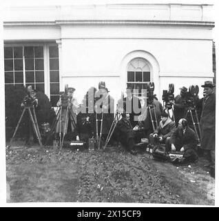 LE PREMIER MINISTRE MONTRE À L'AMÉRIQUE SON COSTUME DE SIRÈNE - Un groupe de cinéastes de l'armée britannique Banque D'Images