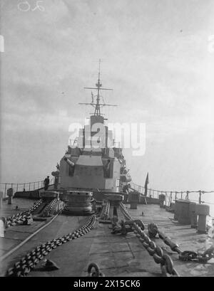 En 1940, le HMS Bonaventure, un croiseur léger de la classe Dido, comportait trois tourelles de canon de 5,25 pouces et un pont de navire, soulignant son armement et sa structure. Banque D'Images