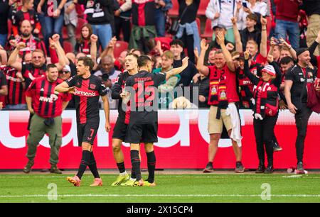 Florian Wirtz, Lev 10 célèbre son but 5-0, heureux, rire, fête, avec Jonas Hofmann, Lev 7 Exequiel PALACIOS, Lev 25 dans le match BAYER 04 LEVERKUSEN - SV WERDER BRÊME 5-0 le 14 avril 2024 à Leverkusen, Allemagne. Saison 2023/2024, 1.Bundesliga,, Journée 29, 29.Spieltag photographe : ddp images / STAR-images - LA RÉGLEMENTATION DFL INTERDIT TOUTE UTILISATION DE PHOTOGRAPHIES comme SÉQUENCES D'IMAGES et/ou QUASI-VIDÉO - Banque D'Images