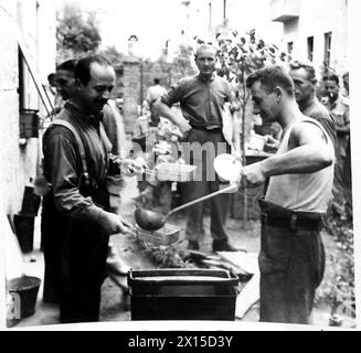 INVASION DE L'ITALIE : CINQUIÈME ARMÉE - la police civile italienne, qui travaille maintenant avec la police militaire britannique à Salerne, tire ses rations de l'une des cuisines britanniques British Army Banque D'Images