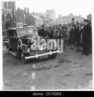 VISITE DU GÉNÉRAL MONTGOMERYS DU 21e GROUPE D'ARMÉES - foule acclamant la voiture du général Montgomery à son arrivée à l'hôtel de ville, Bury St.Edmunds British Army Banque D'Images