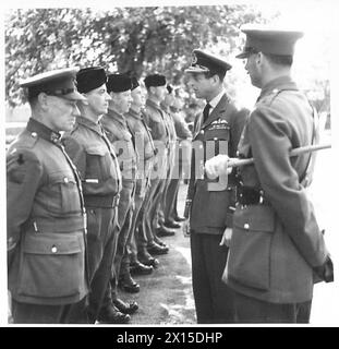 LE DUC DE KENT INSPECTE LES ROYAL FUSILIERS - les ducs parlent aux adjudants de l'armée britannique Banque D'Images