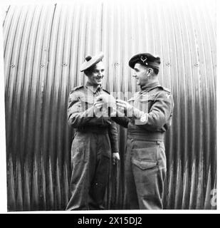 AVEC LES SEAFORTH HIGHLANDERS EN IRLANDE DU NORD - père et fils dans le même bataillon. RQMS Cameron et son fils soldat Cameron British Army Banque D'Images