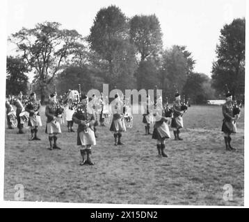 Les Pipers et les batteurs d'un bataillon des Scots Guards se produisent lors d'une parade lors d'une visite officielle. Banque D'Images