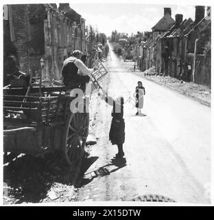 SCÈNES DANS LES RUINES DE TILLY SUR SEULLES - quelques vieux habitants de Tilly récupèrent leurs biens de leurs maisons et les chargent sur un chariot dans la rue du village, , British Army, 21st Army Group Banque D'Images