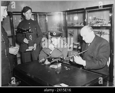 COMPÉTITION D'AVIONS MODÈLES RÉDUITS À L'EXPOSITION A.T.C. - photo (publiée en 1944) montre - Sir Frederick Handley page [à droite] et le maréchal en chef de l'air Sir William Mitchell, KCB.,CBE.,DSO MC..AFC., commandant, London Command A.T.C. jugeant les modèles du Handley page Halifax à l'exposition A.T.C. tenue récemment à Harrods Banque D'Images