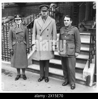 LE DUC ET LA DUCHESSE DE GLOUCESTER - Major-général S.A.R. le duc de Gloucester et la duchesse avec le commandant de l'unité d'accueil des relations publiques. Leurs Altesses Royales venaient d'assister à un film de l'armée montrant British Army Banque D'Images