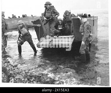 Les troupes de l'armée britannique atterrissent sur une plage à partir d'embarcations de débarquement alors qu'elles sont observées par le roi. L'exercice développe des techniques d'atterrissage amphibie, la coordination et la préparation opérationnelle. Banque D'Images