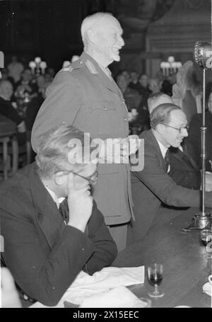 DÎNER DU CONSEIL D'ADMINISTRATION DE L'AMIRAUTÉ AUX PREMIERS MINISTRES DE L'EMPIRE. 8 MAI 1944, DANS LE PAINTED HALL DU ROYAL NAVAL COLLEGE GREENWICH. LE DÎNER ÉTAIT EN L'HONNEUR DES PREMIERS MINISTRES DE L'AUSTRALIE, DU CANADA, DE L'AFRIQUE DU SUD ET DE LA NOUVELLE-ZÉLANDE, ET ÉTAIT PRÉSIDÉ PAR LE PREMIER LORD DE L'AMIRAUTÉ, M. A. V ALEXANDER. - Field Marshal J C Smuts dans Happy Mood lors d'un discours pendant le dîner. À sa gauche se trouve Lord Cranborne Banque D'Images