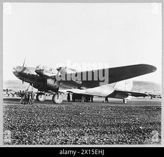 L'ALLIANCE ANGLO-RUSSE : VISITE DE M. MOLOTOV EN GRANDE-BRETAGNE POUR LA SIGNATURE D'UN PACTE D'AIDE MUTUELLE DE 20 ANS - 5707 le puissant bombardier soviétique quadrimoteur qui a amené M. Molotov au Royaume-Uni sur un terrain d'atterrissage écossais après son arrivée (Dundee) Royal Air Force Banque D'Images