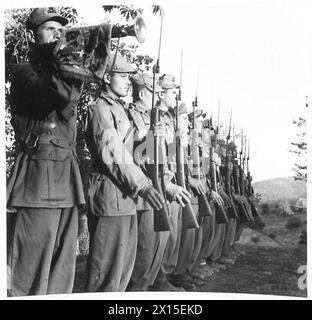 INVASION DE L'ITALIE : HUITIÈME FRONT D'ARMÉE LES TROUPES ITALIENNES COMBATTENT AUX CÔTÉS DES ALLIÉS - la garde italienne est montée à Sunset British Army Banque D'Images