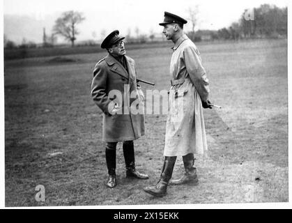 DÉMONSTRATION DE MORTIER DE TRANCHÉE AUX FUSILS IRLANDAIS DE LONDRES - Major General C.F. Liardet, CB., DSO., (à gauche) avec Major General H.C. Loyd, DSO., MC., (Inspecteur de l'infanterie) Armée britannique Banque D'Images