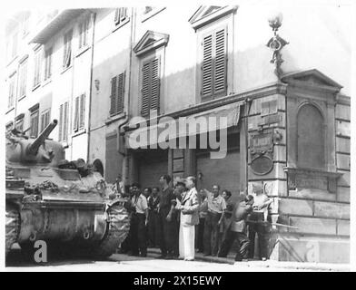 HUITIÈME ARMÉE : LES SUD-AFRICAINS ENTRENT À FLORENCE - Un char Sherman vient en aide à l'anti-fasciste, l'armée britannique Banque D'Images