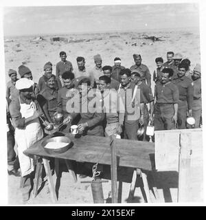 COMPAGNIE CHYPRIOTE AU TRAVAIL DANS LE DÉSERT occidental - les hommes de la compagnie chypriote sont toujours sur ce défilé - dîner de l'armée britannique Banque D'Images